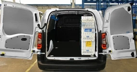 Rivestimento interno con pianale e pannellatura per NV250