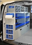 Interno del Ford Connect organizzato con scaffalature Syncro