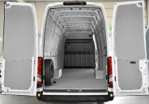 Iveco Daily con pianale e rivestimenti interni, vista posteriore