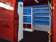 Le scaffalature nel NV400 Nissan
