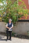 Maria Menon posa sotto la sua amata pianta di melograni