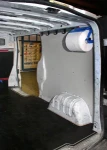 Vano di carico del NV250 con compressore fissato sul passaruota e cinghie di ancoraggio