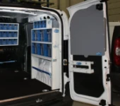 Officina mobile per montaggio tende parasole allestita da Syncro