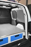 Pannellatura in lamiera, pianale in legno e cassetti lunghi sul lato destro del Renault Kangoo