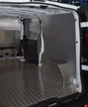 Vano di carico del NV250 con compressore fissato sul passaruota e cinghie di ancoraggio
