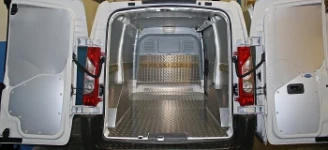 Vista d'insieme dell'allestimento Syncro Ultra nel vano di carico del NV250