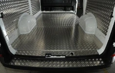 Berlingo Citroen con rivestimento interno in legno e lamiera