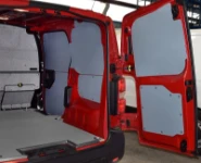 Rivestimento lato sinistro del Dacia Dokker con copriruota in alluminio mandorlato