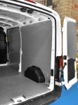 Rivestimento lato sinistro del Dacia Dokker con copriruota in alluminio mandorlato