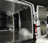 Rivestimento lato sinistro del Dokker con copriruota in alluminio mandorlato