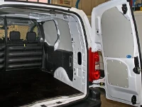Rivestimento lato sinistro del Dacia Dokker con copriruota in alluminio mandorlato