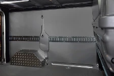 NV250 con rivestimento interno in legno e lamiera
