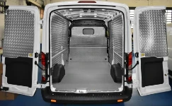 Pianale in legno antiscivolo e rivestimento in alluminio mandorlato per Transit