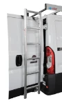 Porta furgone aperta con scaletta per accedere al tetto