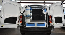 Proace City allestito con cassettiere sottopianale, scaffale e morsa