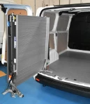 Rampa di carico del Volkswagen Transporter ruotata di lato