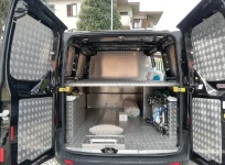 01_Ford Custom allestito da Syncro per impresa funebre