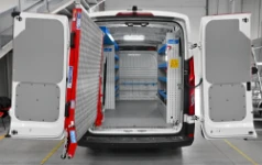 01_Maxus Deliver9 con rampa di carico per pulizie aziendali 