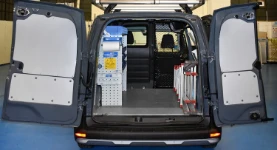 01_Renault Kangoo con allestimento per impianti elettrici solo sul lato sinistro