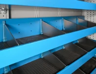 01_Ripiano di scaffalatura con posteriore e divisori alti 
