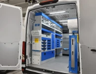 02_Daily con parete sinistra attrezzata da Syncro con contenitori trasparenti e in plastica