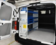 02_Parete sinistra di Scudo con cassetti, ripiani e accessori Syncro per furgoni