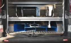 02_Vano a terra con ripiani chiusi su Trafic Renault per onoranze funebri