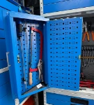 03_Pannello aperto, massima superficie portautensili su armadietto per furgoni