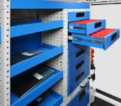 04_Dettaglio cassetti con contenitori in plastica estraibili su Ducato 