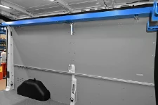 04_Parete sinistra di Transit con sistema di bloccaggio del carico Syncro System