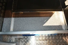 06_Dettaglio della slitta portacofano montata su Trafic Renault da Syncro System