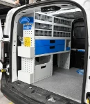 21_Parete sinistra di Courier con cassetti, contenitori trasparenti, ripiani e accessori 