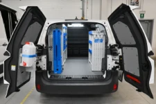 31_ VW ID Buzz L1 H1 con mobili Syncro su entrambe le pareti laterali e accessori