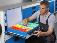 32_Apertura valigetta su vassoio estratto