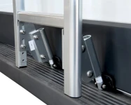 Aggancio inferiore della scala per montare sul tetto del furgone