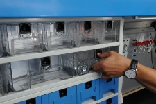 Cassetto trasparente nel furgone