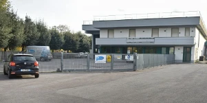 Entrata officina montaggio allestimenti furgoni in Toscana