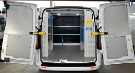 Ford Custome con allestimento interno.