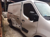 Gravi danni all'esterno del furgone coinvolto in incidente