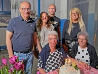 Maria Menon con la consuocera, e i figli Luca, con Fabiola e Adamo, con  Federica 