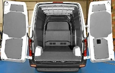 Rivestimenti per furgoni nell'officina Syncro di Prato