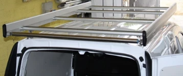 Vista posteriore del portapacchi per NV250