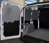Modulo sinistro dell'allestimento Syncro Ultra nel NV250, con pannello portautensili e portarotoli