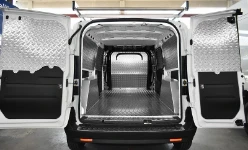 Vista d'insieme dell'allestimento Syncro Ultra nel vano di carico del NV250