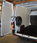 Modulo sinistro dell'allestimento Syncro Ultra nel NV250, con pannello portautensili e portarotoli