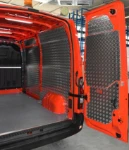 Modulo destro dell'allestimento Syncro Ultra nel NV250, con pannello portautensili e cassettiera