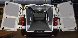 Rivestimento interno con pianale e pannellatura per NV250