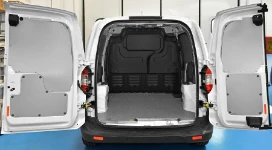 Rivestimento interno con pianale e pannellatura per NV250