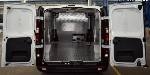 Allestimento officina mobile sul NV250 con morsa, portarotolo e tanica