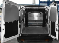 Allestimento officina mobile sul NV250 con morsa, portarotolo e tanica